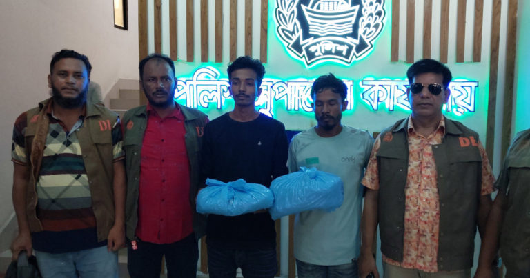আমতলীতে ডিবির অভিযানে তিন কেজি গাঁজাসহ আটক ২