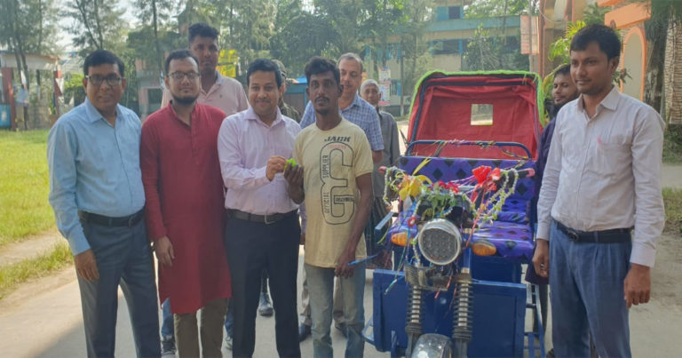 প্রতিবন্ধীর মুখে হাসি ফোটালেন ইউএনও ইসমাইল হোসেন