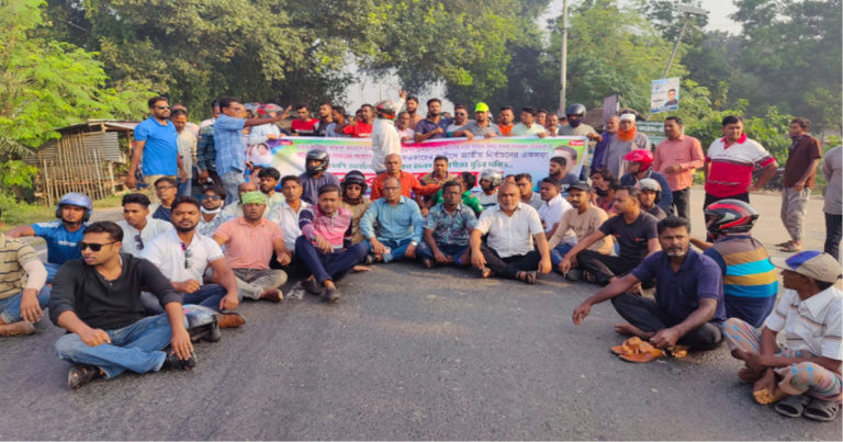 ঝিনাইদহে সড়ক অবরোধ করে বিএনপির বিক্ষোভ