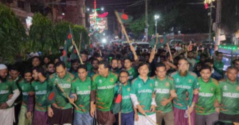 ফেনীতে ক্রিকেট প্রেমীদের আনন্দ শোভাযাত্রা