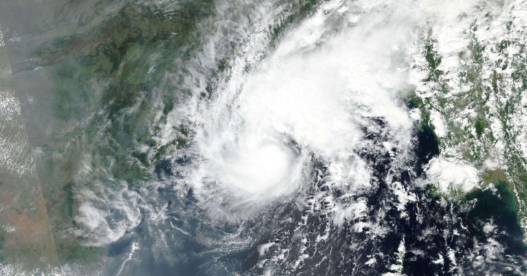 উপকূল অতিক্রম শুরু করেছে ঘূর্ণিঝড় ‘হামুন’