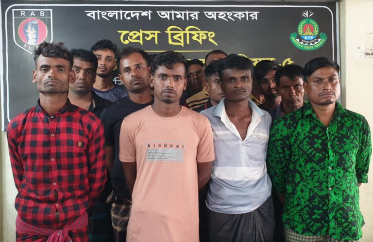 নওগাঁয় ডাকাত দলের ১৪ জন সদস্যকে গ্রেফতার করেছে র‌্যাব-৫