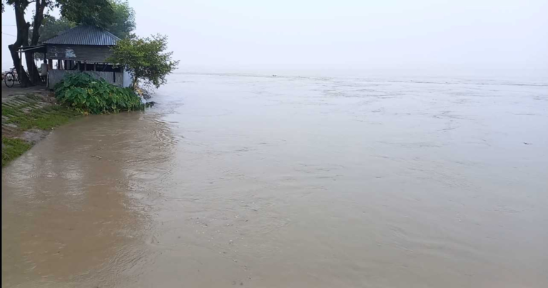 লালমনিহাটে বিপৎসীমার উপর তিস্তার পানি