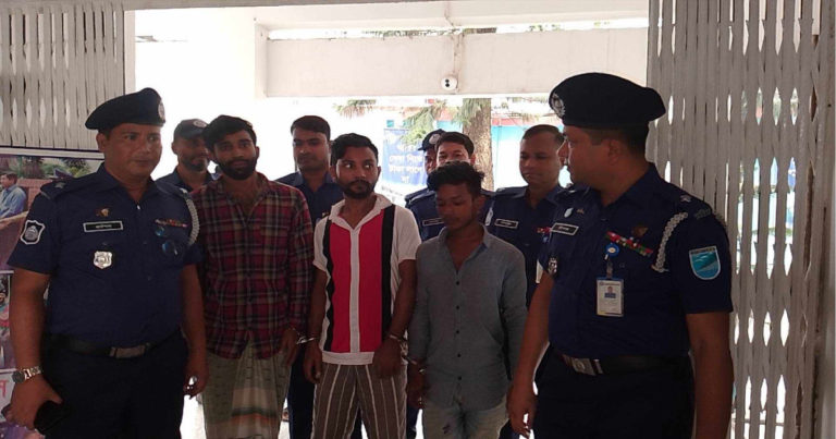 পাইলটকে ছুরিকাঘাত করে ছিনতাইয়ের ঘটনায় গ্রেপ্তার ৩