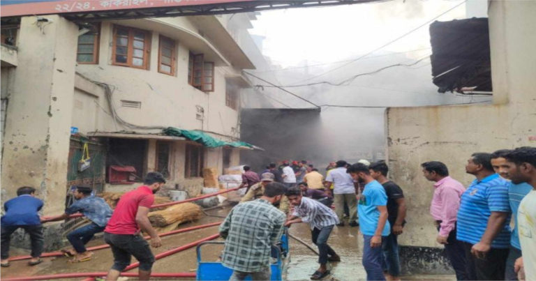 এসএ পরিবহন কুরিয়ার সার্ভিসের প্রধান কার্যালয়ে আগুন