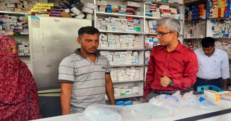 ১০০ টাকার স্যালাইন ২৫০ টাকা বিক্রি, জরিমানা ১০ হাজার