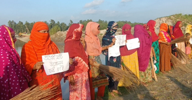 অবৈধভাবে বালু উত্তোলন বন্ধের দাবিতে মানববন্ধন