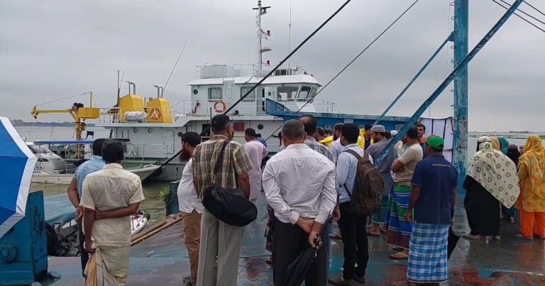 মেঘনায় বাল্কহেডের ধাক্কায় ট্রলার ডুবি, নিখোঁজ ৫