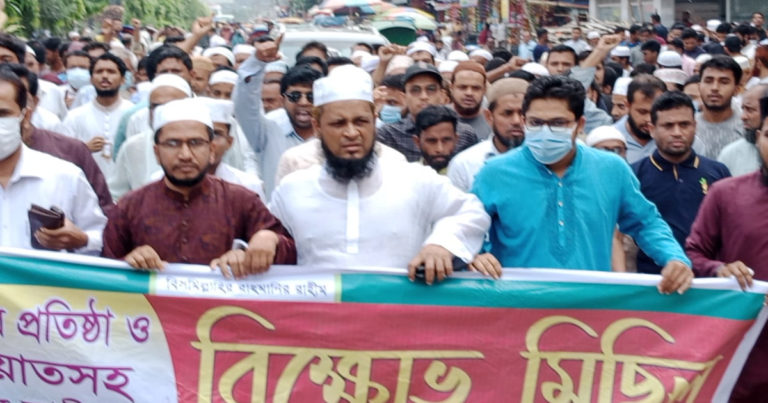 জামায়াতের মিছিল থেকে পুলিশকে লক্ষ্য করে ইট পাটকেল নিক্ষেপ