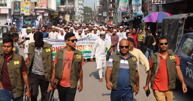 গাজায় ইসরাইলি বর্বর হামলার প্রতিবাদে পাবনায় মুসল্লিদের বিক্ষোভ মিছিল