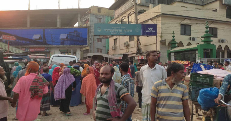 আশুলিয়ায় মাইক্রোবাসের ধাক্কায় নারী নিহত