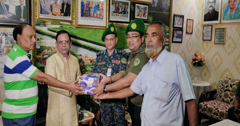 পূজা মন্ডপে আনসার ভিডিপি মিষ্টি উপহার