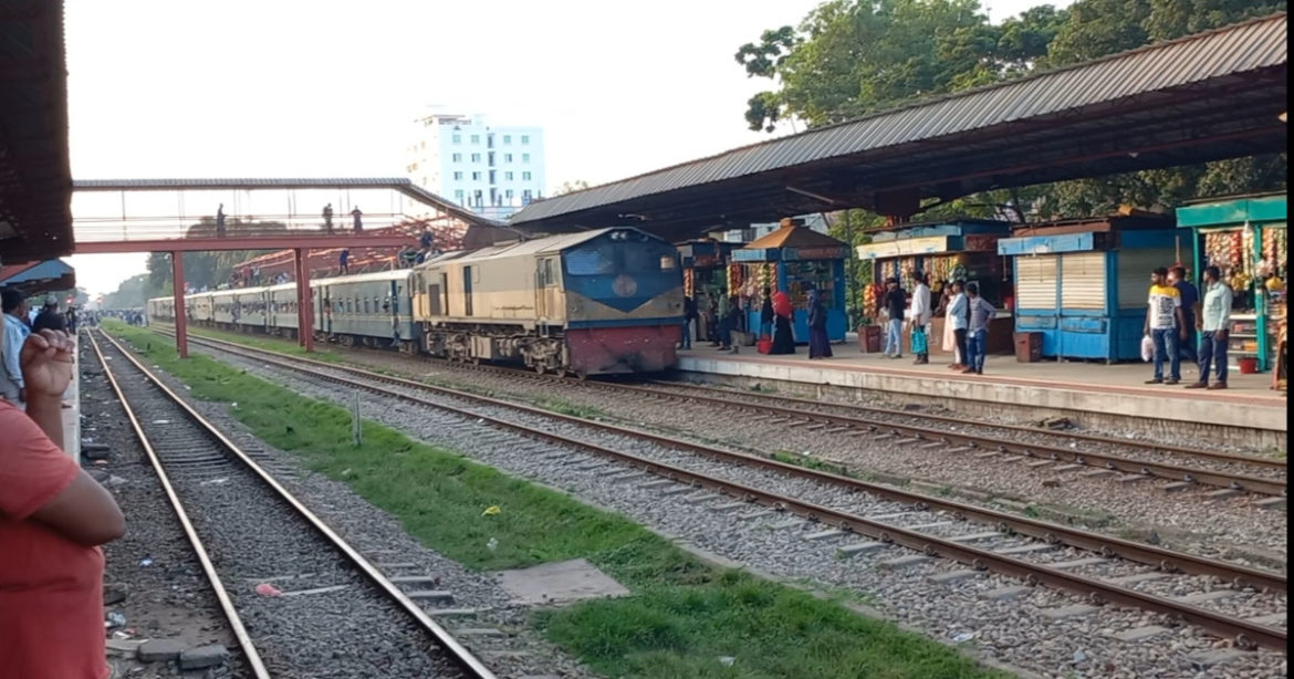 রেল স্টেশনে