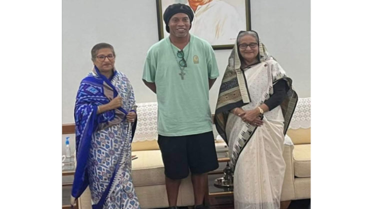 প্রধানমন্ত্রীকে জার্সি উপহার দিলেন ব্রাজিলের রোনালদিনহো