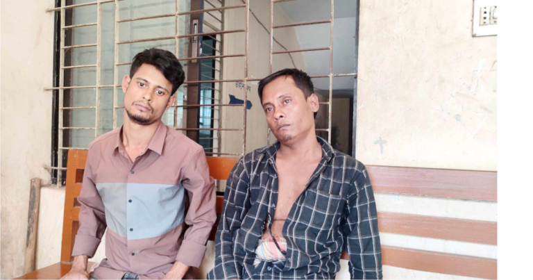 ছিনতাই করার সময় স্থানীয়দের হাতে রোহিঙ্গা যুবক আটক