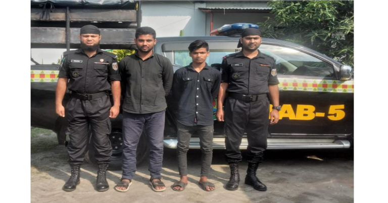চাঁপাইনবাবগঞ্জে মাদকসহ আটক ২