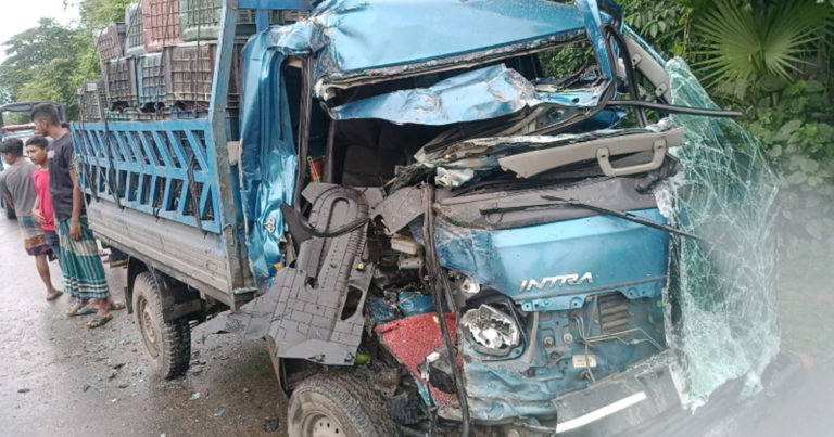 ঝিনাইদহে বাস ও পিকআপ ভ্যানের সংঘর্ষে নিহত ১
