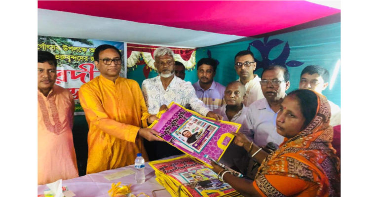 সেনবাগে সনাতন ধর্মাবলম্বীদের জন্য উপহার নিয়ে পূজা মণ্ডপে মানিক