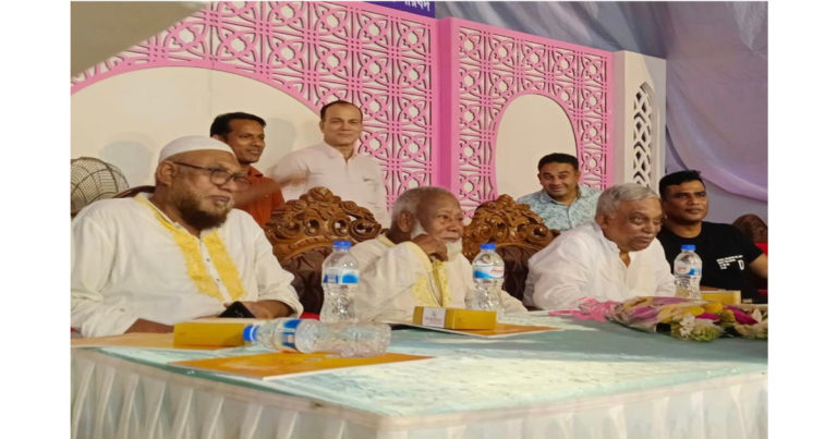তেজগাঁওয়ে পূজামন্ডপ পরিদর্শন করলেন স্বরাষ্ট্রমন্ত্রী
