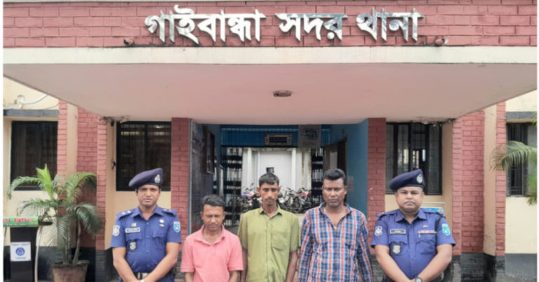 বাইকে ঘুরতে যাচ্ছিল ৩ বন্ধু,পুলিশ তল্লাশি করতেই বের হলো গাঁজা