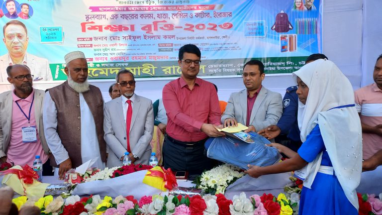 এক হাজার সুবিধাবঞ্চিত মেধাবী শিক্ষার্থী পেল শিক্ষা উপকরণ