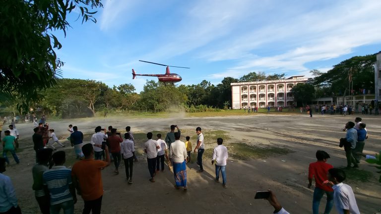 আ.লীগের মনোনয়ন না পেয়ে, হেলিকপ্টারে এলেন নিজ এলাকায়