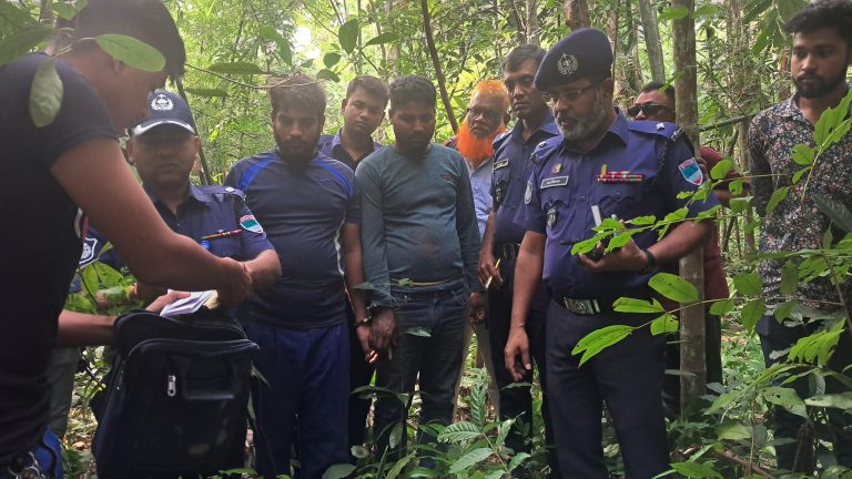 বিকাশের ৭ লক্ষ টাকা ছিনতাইয়ের অভিযোগে দুই কারারক্ষি আটক
