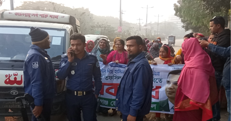 মানিকগঞ্জে মহিলা দলের মিছিলে পুলিশের বাঁধা