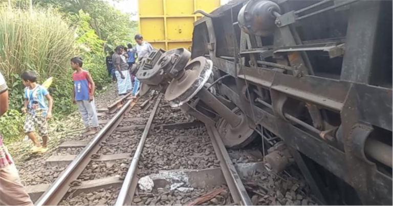 নাটোরে ট্রেন লাইনচ্যুত, উত্তরাঞ্চলের সাথে রেল যোগাযোগ বন্ধ
