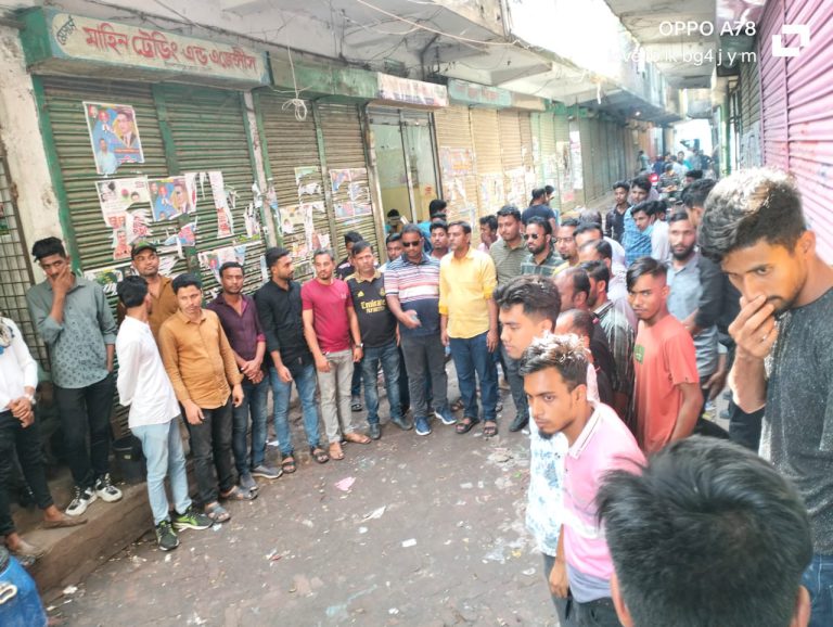 ফেনী বিএনপির কার্যালয়ের সামনে যুবলীগের অবস্থান