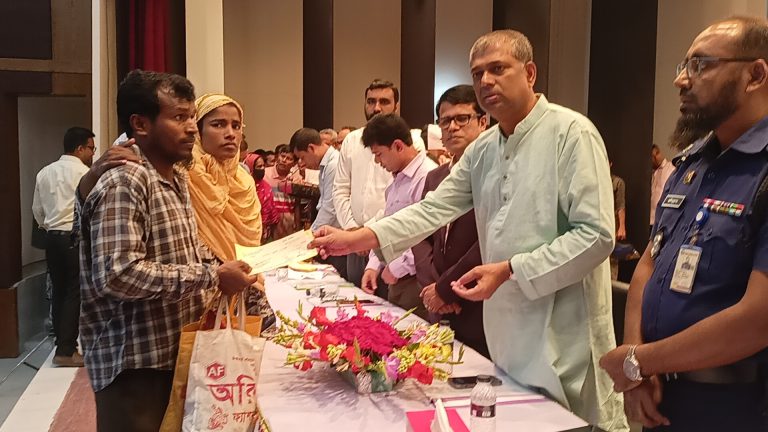মাগুরায় বিভিন্ন রোগে আক্রান্তদের মাঝে চেক বিতরণ