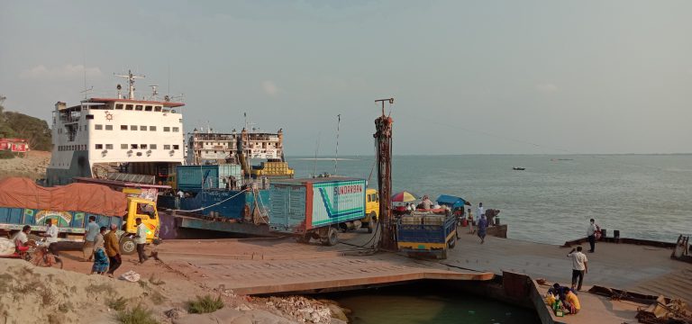 পাটুরিয়া-আরিচা নৌরুটে নাব্যতা সংকট, ভোগান্তি