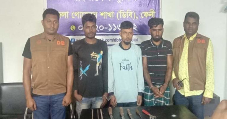 ডাকাতির প্রস্তুতিকালে অস্ত্রসহ ধরা পড়ল ৩ ডাকাত