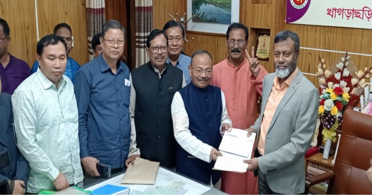 খাগড়াছড়িতে আ.লীগ প্রার্থীর মনোনয়ন জমা