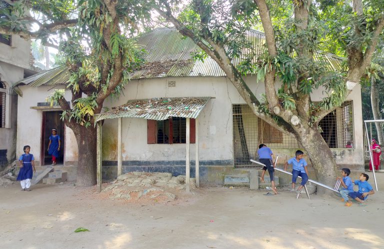 অন্য প্রতিষ্ঠানের ঘরে চলে শিক্ষার্থীদের পাঠদান