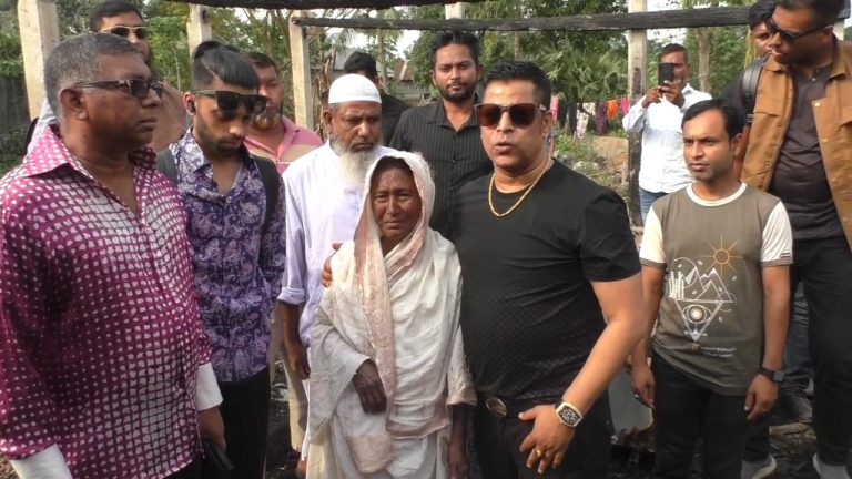 রূপগঞ্জে আগুনে ঘর পোড়া বিধবার পাশে ডন সেলিম