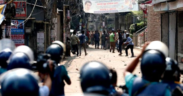 বিভিন্ন স্থানে পুলিশের সাথে বিএনপি-জামায়াতকর্মীদের ধাওয়া পাল্টা ধাওয়া