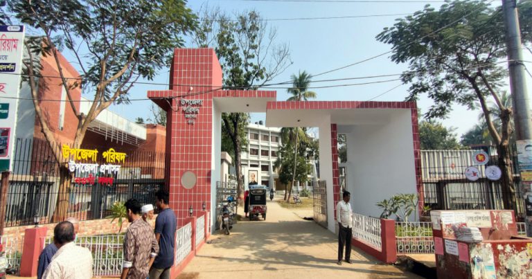 প্রাণ ফিরে পেল নওগাঁ সদর উপজেলা পরিষদের প্রধান ফটক