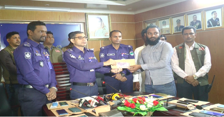 হারিয়ে যাওয়া মোবাইল ও টাকা উদ্ধার করল পুলিশ