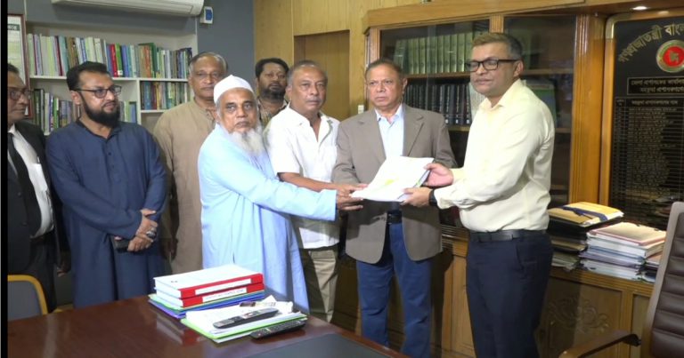 মনোনয়ন জমা দিলেন বিএনপির বহিষ্কৃত উপদেষ্টা একরামুজ্জামান
