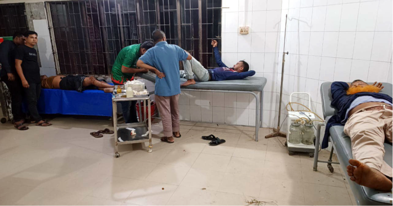 নওগাঁয় ককটেল বিস্ফোরণ, আহত ৫