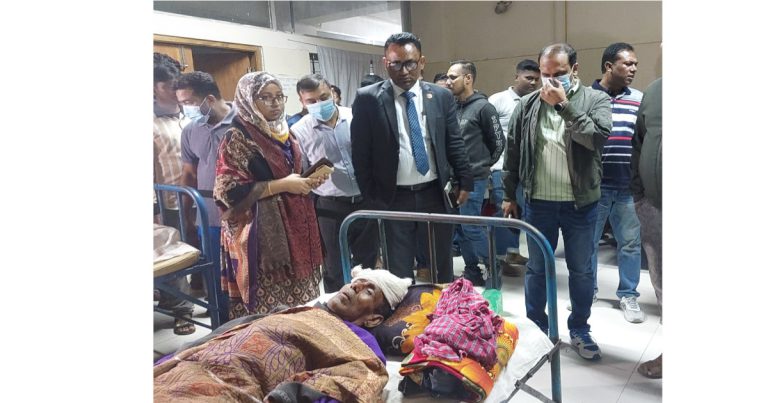 শ্মশানের গাছ কাটতে বাধা, ৪ জনকে কুপিয়ে আহত