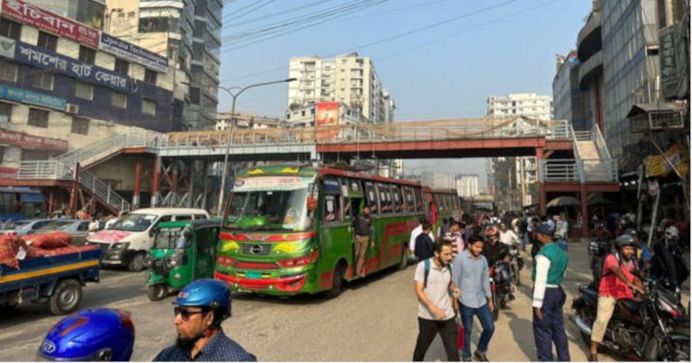 তৃতীয় দফা অবরোধের প্রথম দিন স্বাভাবিক গণপরিবহন চলাচল