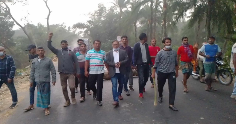 যশোরে সড়কে গাছের গুড়ি ফেলে অবরোধ
