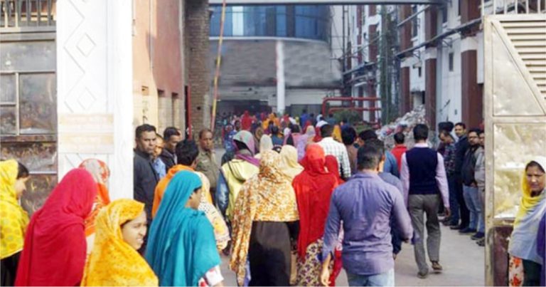 গাজীপু‌রে কা‌জে যোগ দি‌য়ে‌ছে শ্রমিকরা