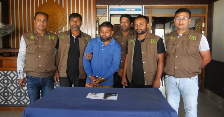ঝিনাইদহে অস্ত্র-গুলিসহ অস্ত্র ব্যবসায়ী গ্রেপ্তার