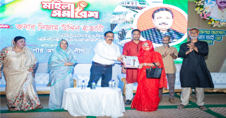 এমপি দিলেন চাদর উপহার, জবাবে পেলেন হাঁস-মুরগি, সিরামিক