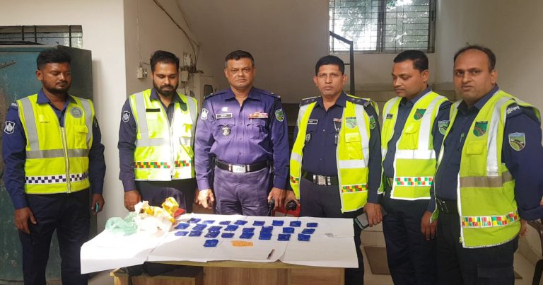 স্কুল ব্যাগে ১৫ লাখ টাকার ইয়াবা নিচ্ছিল বাস চালক