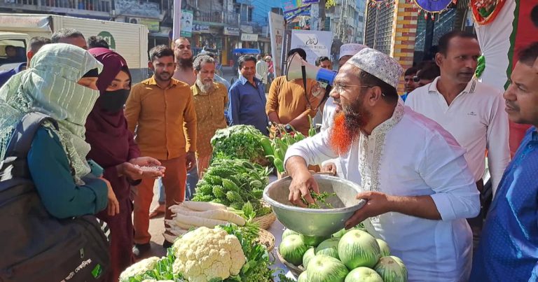 চুয়াডাঙ্গায় স্বেচ্ছাসেবক লীগের সবজি বিক্রি
