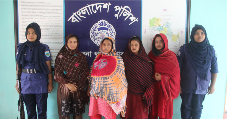 পাবনায় স্বর্ণের চেন ছিনতাই, আটক ৪